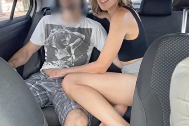 出租车司机不回头，所以你可以在他背后做爱。