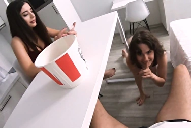 我觉得我快要被吸走了......嘘，我旁边有一个朋友的女孩。