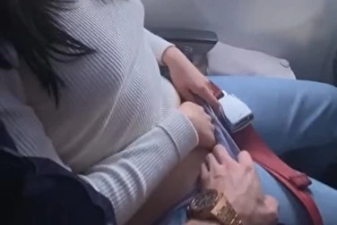 在飞机上不要觉得无聊--把手伸进内裤，当众射精