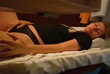 Psst, stranger girl, well who's in a train masturbating?让我来帮助你😏