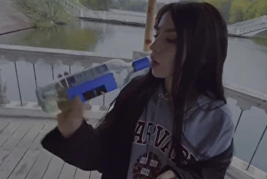 把她灌醉，这样她就不会感到尴尬，并在弃婴院里把自己交给他，然后射精。