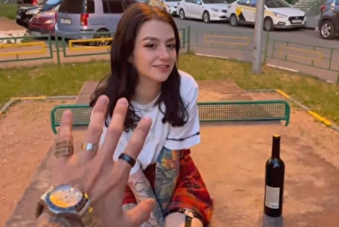 要么你在屋顶上给我口交，要么我给你打屁股--你自己选吧，亲爱的。