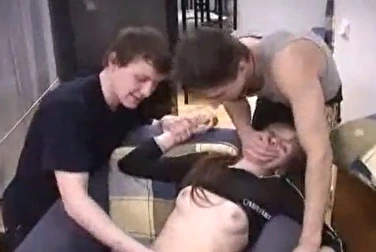 被迫在被捆绑的男友面前发生性关系