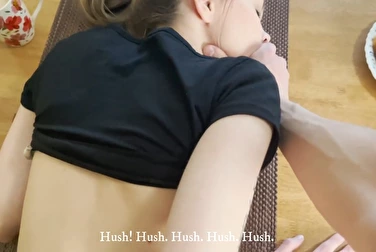 在爸爸醒来看到我们做爱之前，我会捂住妹妹的嘴。
