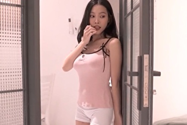 我哥哥在给我打飞机。😳 我都快喷出来了，我太想让他的老二插我了。