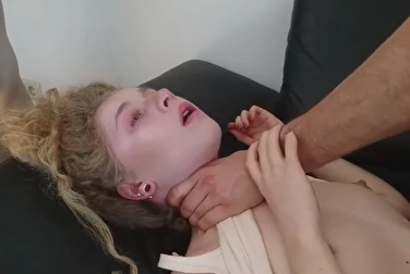 在抽搐的高潮中滚动她的眼睛，并渗出白色的喷液