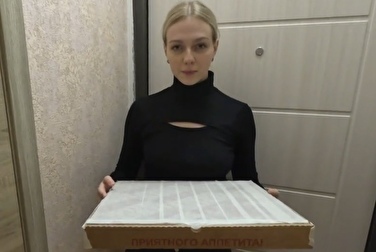 快递员的奶子闪闪发光👀 她会因为破坏订单而做爱。