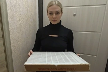 快递员的奶子闪闪发光👀 她会因为破坏订单而做爱。