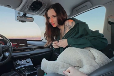 嘿，你为什么坐在我老二上？- 为什么什么？我付了旅费