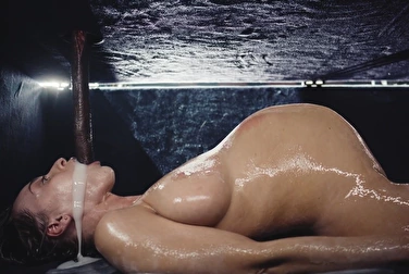 外星人的口交几乎让她泪流满面，她也射精了