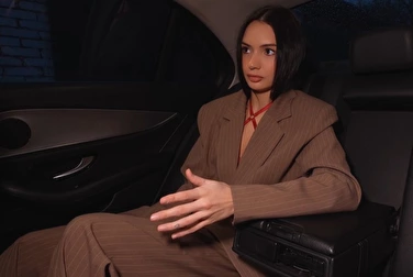 出租车司机，你他妈的为什么带我去车库？如果你想上我，就直说吧