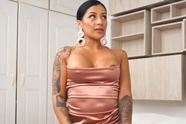 这位拉丁裔女性给了三个人，并让其中一人操了她的肛门