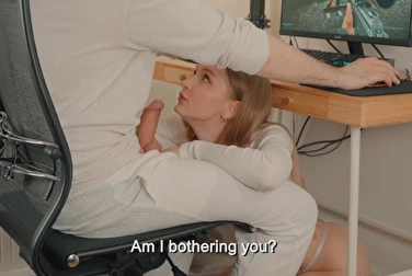 我找到了一个完美的女孩--我在玩，她在桌下吸吮。