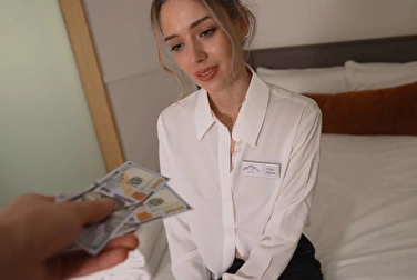 你要明白，我是不露胸的！啊，为了钱，是的，甚至为了做爱