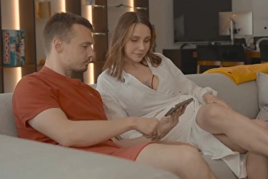 我射了，她也射了于是我和继母一起看黄片