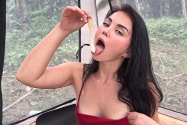 戴上安全套，就像我爸爸教我的那样，只不过我的继母把我的那一头塞进了她的身体里 😳