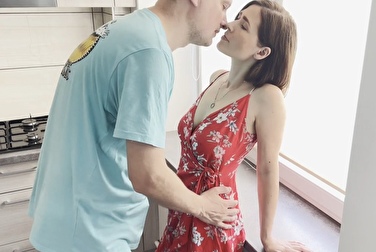 他走到妻子面前，把它放在她的两腿之间，然后走开了👀（还把精液射进了她的嘴里）。