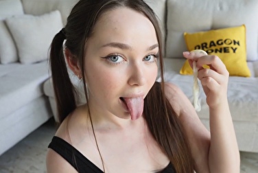 他鞭打我，把手指插进我的屁眼，然后操我，我把避孕套里的精液舔干净。