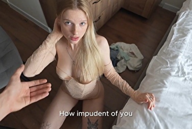 你能做到吗？她只是张开美腿，买了一部新 iPhone。