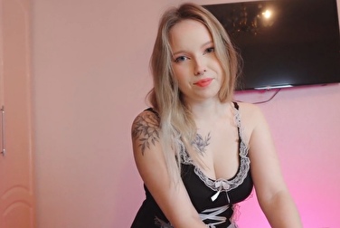 她会给你口交，她会打扫房间，她还会给你做面部护理 😏