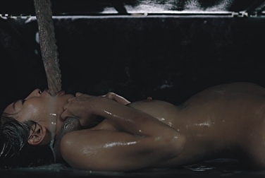 一些触手爬进了一个亚洲女人的身体 🤯 而你仍然不相信有不明飞行物。