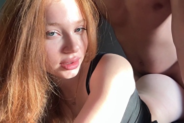 真尴尬，我刚把鸡巴放进她嘴里，她就醒了。