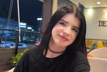 不是她，他是盘子的制作者，他和她上床共进晚餐。