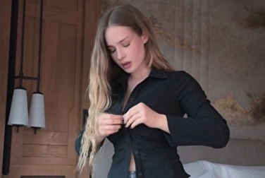 她太可爱了 😍 你觉得我能通过勒索上她吗？