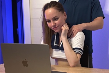 他妈的情况！我在视频通话，他却想上床