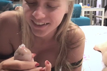 一个活泼的金发女郎第一次为她的男友的阴茎戴上避孕套
