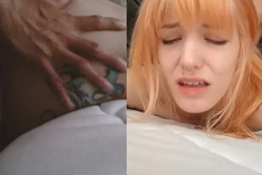 硬生生地用拳头打他的小女儿的肛门，无视她的尖叫声