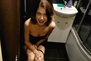 走进一个性感的陌生人的浴室，欺骗她进行性行为