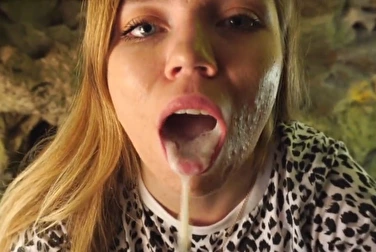 我们在树林里迷路了，我不得不给他的女朋友喂食。