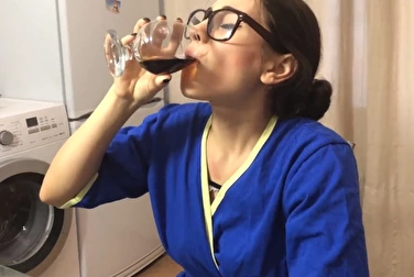 妈妈喝了杯酒壮胆，和儿子玩起了大人的游戏