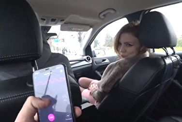 用手机控制她的阴部--在出租车上有一个生动的高潮。