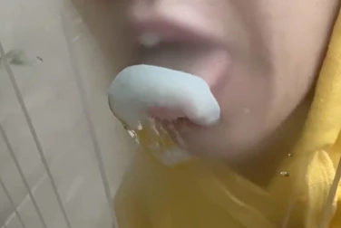 起初她把精子吐出来，但后来她感到羞愧，就把它吃了。