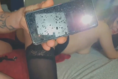 热情的妻子从鸡巴上射出的精液喷洒在镜头上