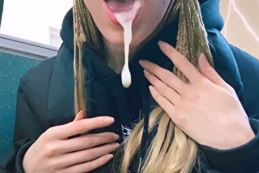 彼得学生美女在公交车上吸吮，嘴里含着精液