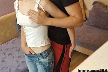 在家里安装了一个隐藏的摄像头，发现了他的妻子在和谁偷情