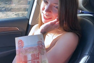 驱赶一名俄罗斯女孩，并提出为她脱衣服换钱