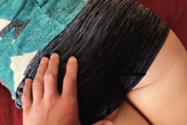 当她多汁的妹妹在玩平板电脑时，她的哥哥拉下她的内裤