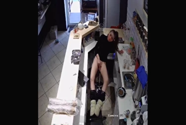 她在她的伙伴不在的时候来了，但却忘记了隐藏的摄像头。