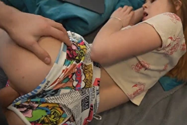 妹妹要求按摩，而她却把短裤推到了乱伦的地步