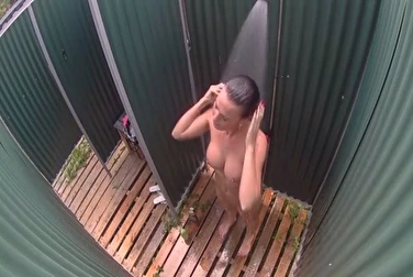 黑发美女在公共浴室洗澡，不知道有隐藏的摄像头