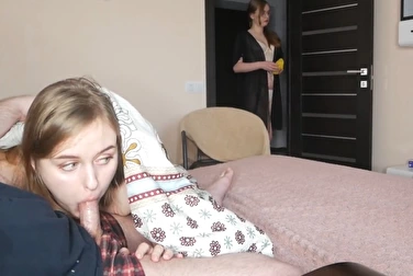 妈妈走进房间，差点抓到她的裸体女儿把鸡巴塞进她的嘴里。