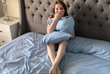 父亲冲进女儿的房间，她在那里对着色情片自慰