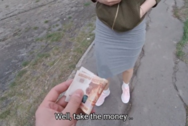 起初，她突然吹走了一个陌生人，但为了钱，她立即站起了狗腿子