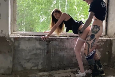 教训学生，让她在一个废墟上吸吮和站立的狗爬式。