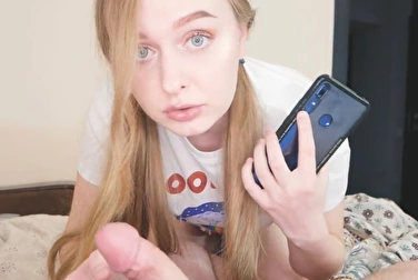 和妈妈通电话时，爸爸把他的小弟弟塞到我脸上。