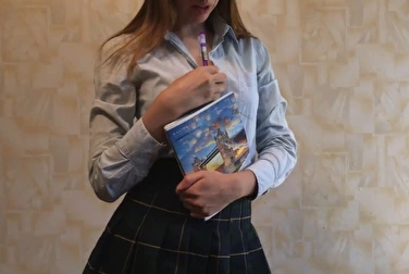 补考时，教授要求我脱掉衣服，拉起裙子。